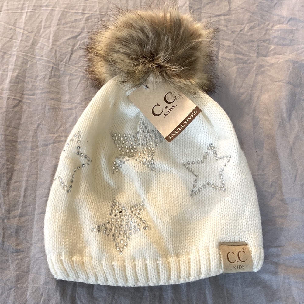 NWT C.C KIDS EXCLUSIVE LITTLE GIRLS IVORY POM BEANIE